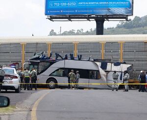 فیلم/ تصادف قطار با اتوبوس در مکزیک با ۱۰ کشته و ۶۱ زخمی