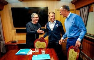 مدعیانی که در مسیر افول دست و پا می‌زنند