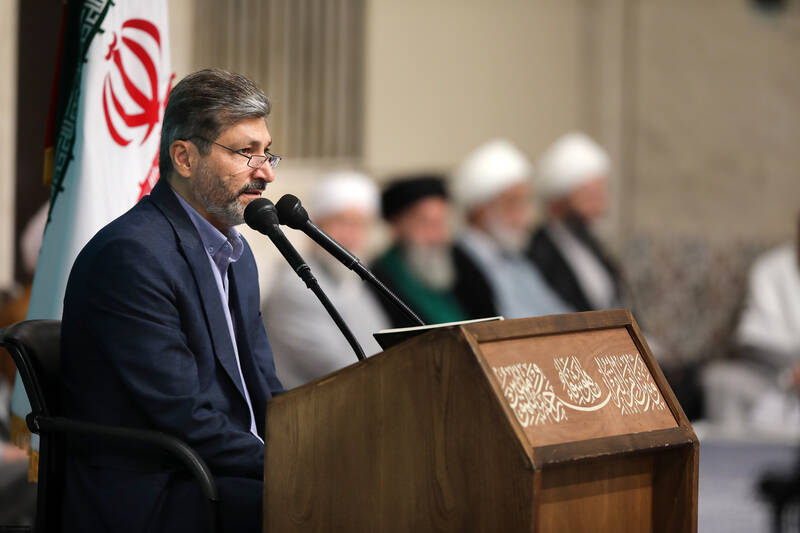 فیلم/ تلاوت قرآن در مراسم میلاد پیامبر(ص) در حسینیه امام خمی ...
