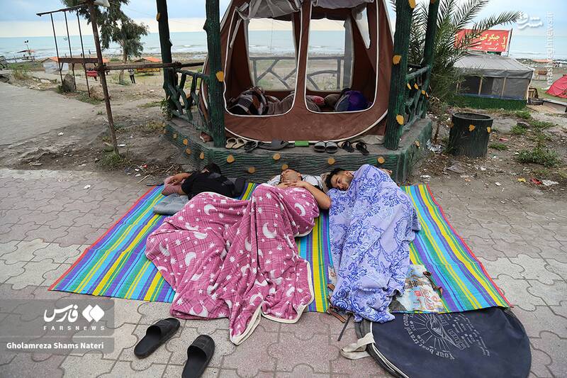 عکس/ اتراق مسافران تابستانی در سواحل چالوس