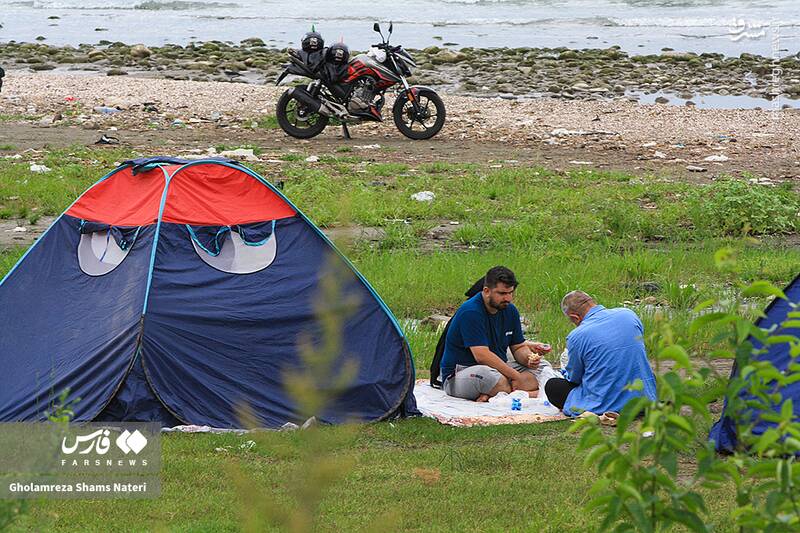 عکس/ اتراق مسافران تابستانی در سواحل چالوس