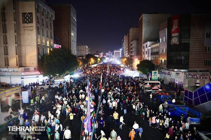 حضور باشکوه مردم در جشن میلاد پیامبر اکرم(ص) در تهران/ برگزاری جشن پیامبر مهربانی از میدان ولیعصر (ع) تا هفت تیر