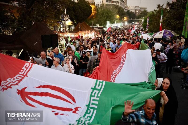 حضور باشکوه مردم در جشن میلاد پیامبر اکرم(ص) در تهران/ برگزاری جشن پیامبر مهربانی از میدان ولیعصر (ع) تا هفت تیر