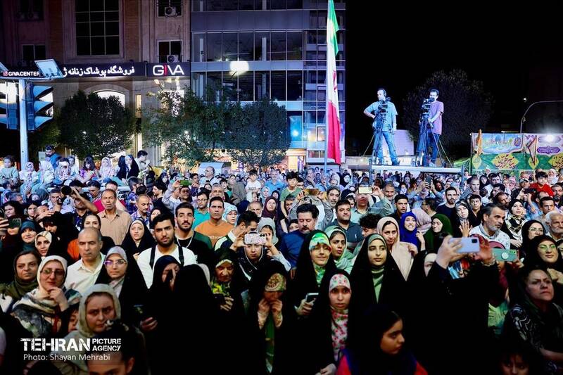 حضور باشکوه مردم در جشن میلاد پیامبر اکرم(ص) در تهران/ برگزاری جشن پیامبر مهربانی از میدان ولیعصر (ع) تا هفت تیر