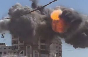 فیلم/ لحظه حمله هوایی صهیونیست‌ها به برج «مهنا» غزه