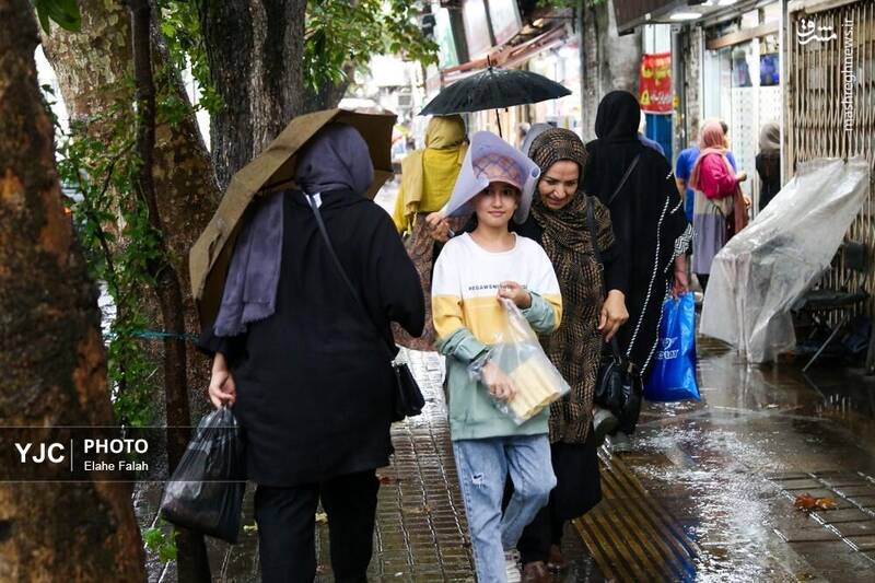 عکس / بدرقه‌ی تابستان با بارش باران در رشت 12
