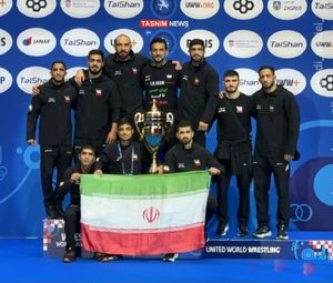 تصویری از تیم کشتی آزاد ایران روی سکوی قهرمانی جهان