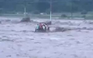 فیلم/ ۱۷ کشته درپی سیل و رانش زمین در هند