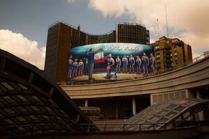 قهرمانان کشتی به دیوارنگاره میدان ولیعصر (عج) رسیدند + عکس