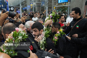 استقبال باشکوه از ملی پوشان کشتی آزاد؛ مردم سنگ تمام گذاشتند + عکس