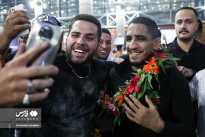 قاب‌هایی از ورود قهرمانان کشتی آزاد به کشور