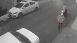 فیلم/ لحظه سرقت دست‌بند طلا توسط سارقان