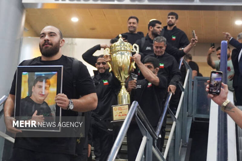 استبقال باشکوه از ملی پوشان کشتی آزاد؛ مردم سنگ تمام گذاشتند