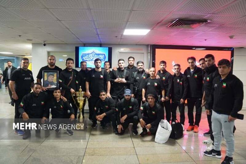 استبقال باشکوه از ملی پوشان کشتی آزاد؛ مردم سنگ تمام گذاشتند