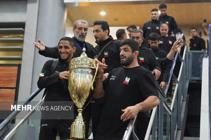 استبقال باشکوه از ملی پوشان کشتی آزاد؛ مردم سنگ تمام گذاشتند