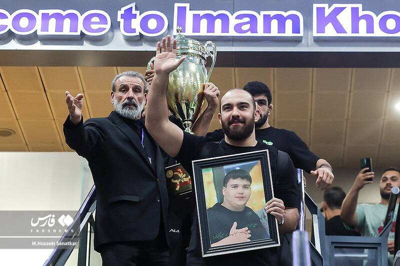 قاب‌هایی از ورود قهرمانان کشتی آزاد به کشور 5