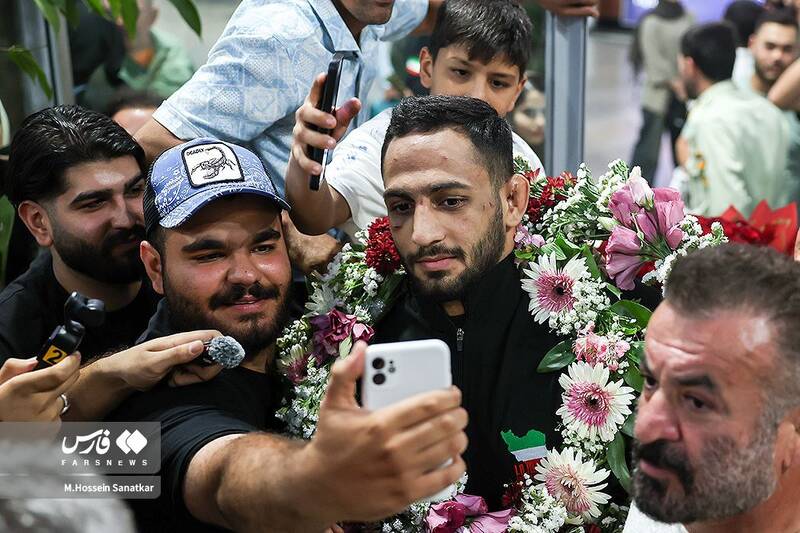 قاب‌هایی از ورود قهرمانان کشتی آزاد به کشور 2