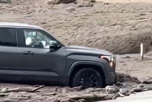 فیلم/ لحظاتی نفس‌گیر فرار یک خودرو از سیل!