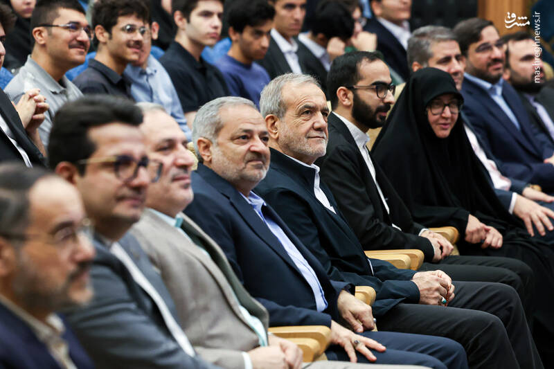 عکس / تجلیل از مدالآوران المپیادهای علمی جهان با حضور پزشکیان 5