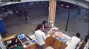 فیلم/  سبقت اشتباه موتورسوار هندی حادثه آفرید!