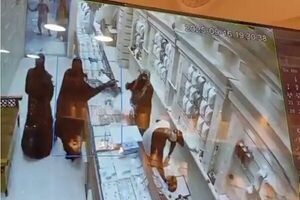 سارقان زنانه‌پوش طلافروشی قشم دستگیر شدند + ویدئو | لحظه سرقت با پوشش زنانه را ببینید