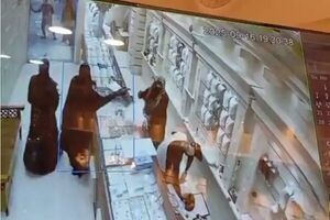 فیلم / آغاز بازسازی صحنه سرقت مسلحانه در پاساژ طلای درگهان قشم