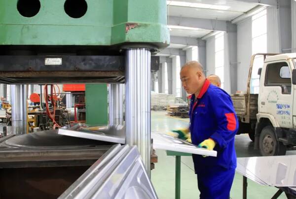 چین با گوشی، بیکاری را دور زد