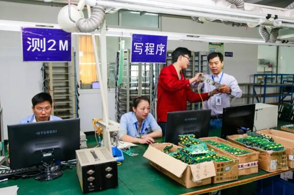 چین با گوشی، بیکاری را دور زد