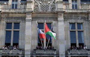 اهتزاز پرچم فلسطین در یکی از ساختمان‌های شهرداری پاریس