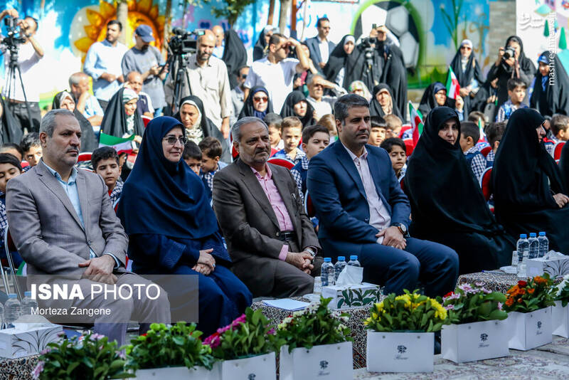 عکس/ نواختن زنگ آغاز سال تحصیلی توسط وزیر در تهران