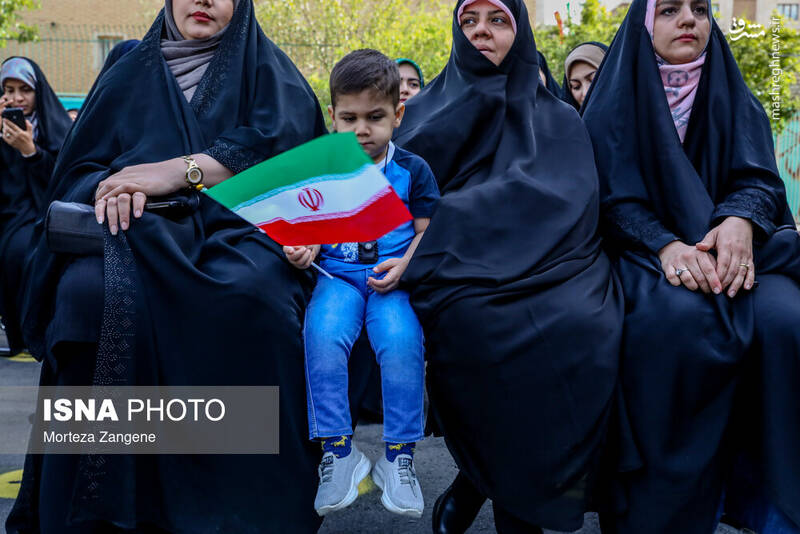 عکس/ نواختن زنگ آغاز سال تحصیلی توسط وزیر در تهران