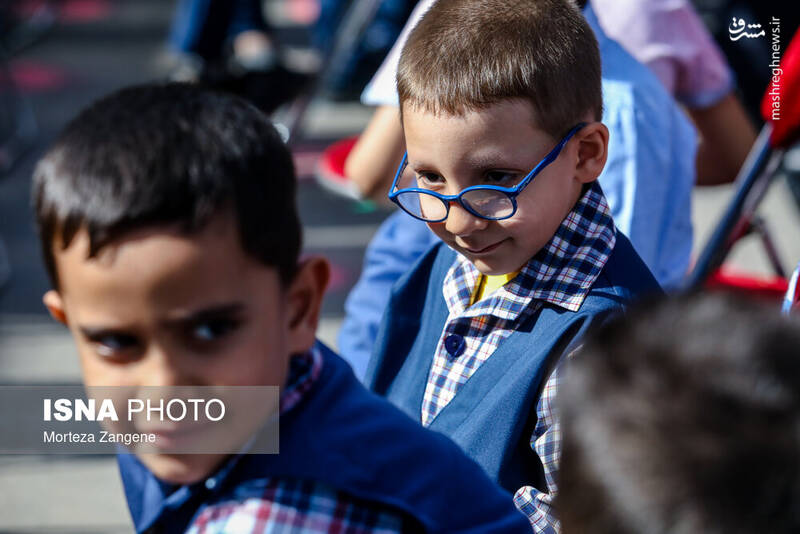 عکس/ نواختن زنگ آغاز سال تحصیلی توسط وزیر در تهران