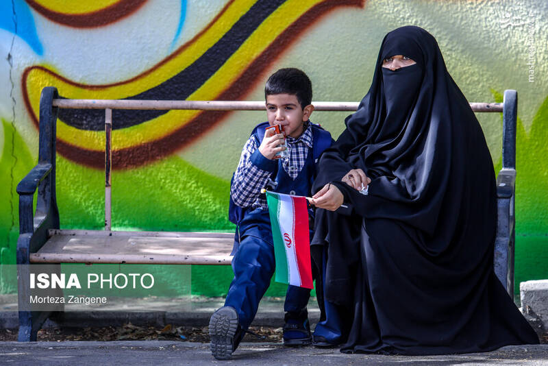 عکس/ نواختن زنگ آغاز سال تحصیلی توسط وزیر در تهران