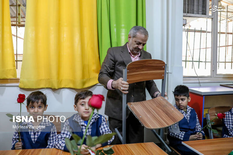 عکس/ نواختن زنگ آغاز سال تحصیلی توسط وزیر در تهران
