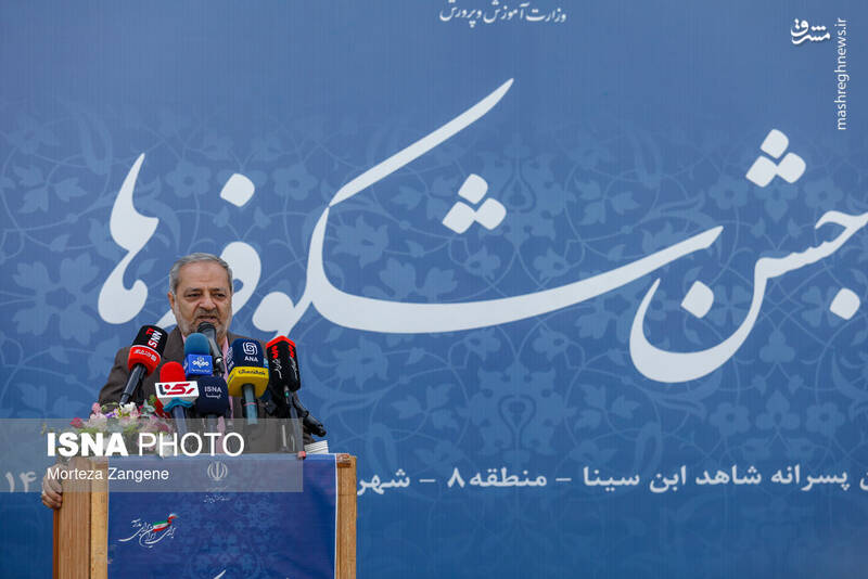 عکس/ نواختن زنگ آغاز سال تحصیلی توسط وزیر در تهران