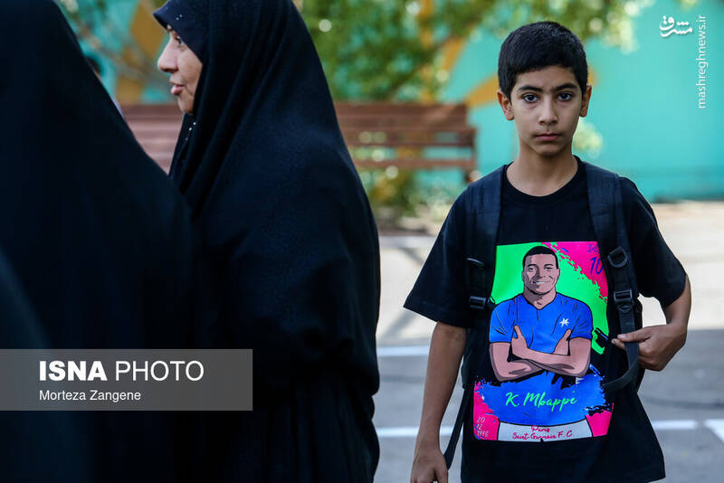 عکس/ نواختن زنگ آغاز سال تحصیلی توسط وزیر در تهران