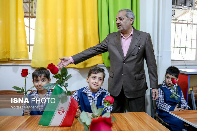 عکس/ نواختن زنگ آغاز سال تحصیلی توسط وزیر در تهران