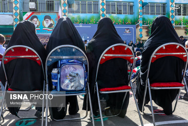 عکس/ نواختن زنگ آغاز سال تحصیلی توسط وزیر در تهران