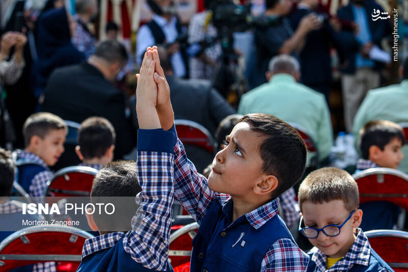 عکس/ نواختن زنگ آغاز سال تحصیلی توسط وزیر در تهران