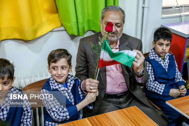 عکس/ نواختن زنگ آغاز سال تحصیلی توسط وزیر در تهران