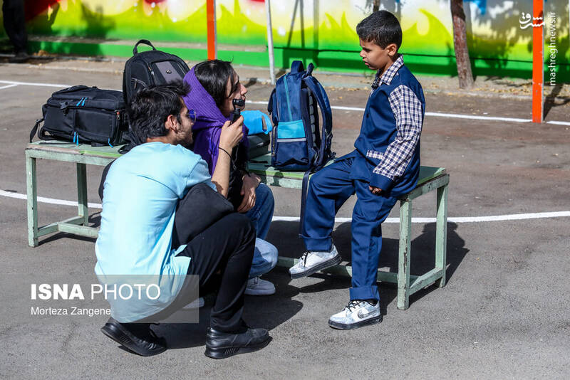 عکس/ نواختن زنگ آغاز سال تحصیلی توسط وزیر در تهران
