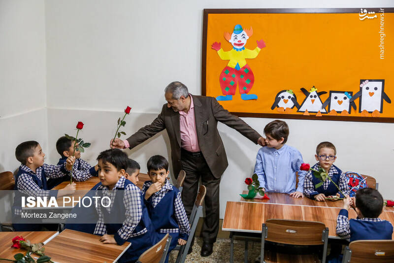 عکس/ نواختن زنگ آغاز سال تحصیلی توسط وزیر در تهران