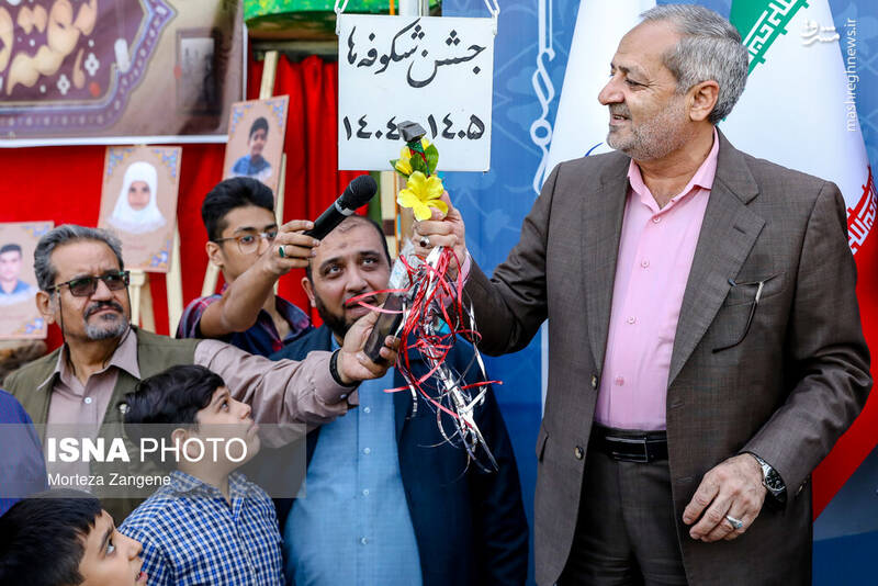 عکس/ نواختن زنگ آغاز سال تحصیلی توسط وزیر در تهران