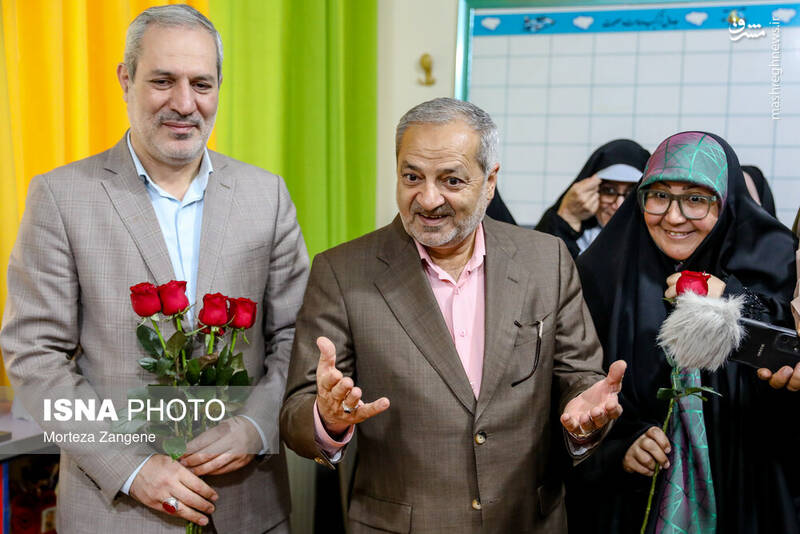 عکس/ نواختن زنگ آغاز سال تحصیلی توسط وزیر در تهران