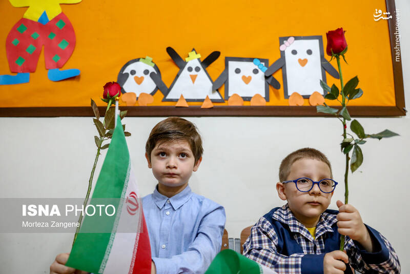 عکس/ نواختن زنگ آغاز سال تحصیلی توسط وزیر در تهران