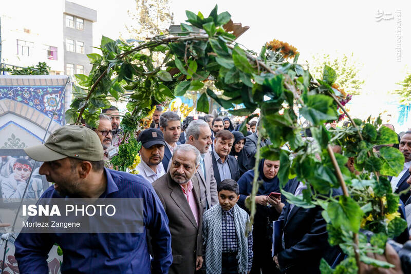 عکس/ نواختن زنگ آغاز سال تحصیلی توسط وزیر در تهران