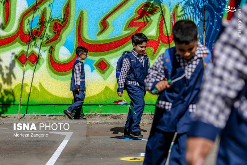 عکس/ نواختن زنگ آغاز سال تحصیلی توسط وزیر در تهران