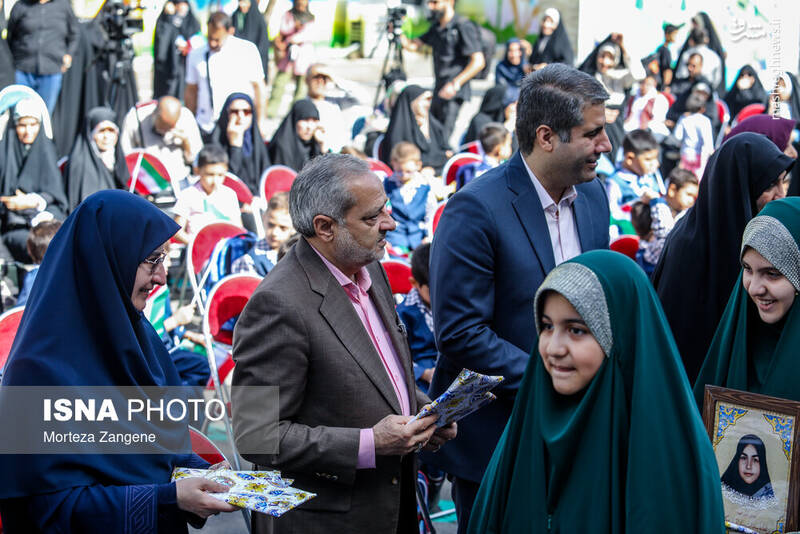 عکس/ نواختن زنگ آغاز سال تحصیلی توسط وزیر در تهران