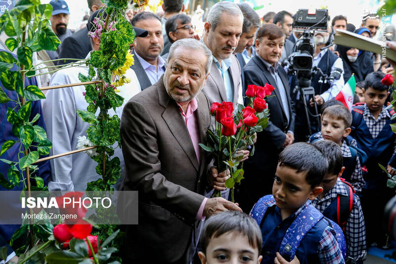 عکس/ نواختن زنگ آغاز سال تحصیلی توسط وزیر در تهران