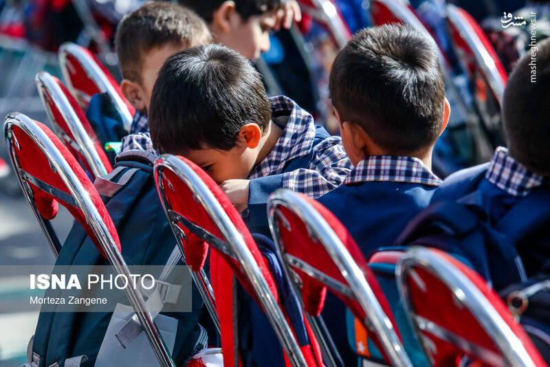 عکس/ نواختن زنگ آغاز سال تحصیلی توسط وزیر در تهران